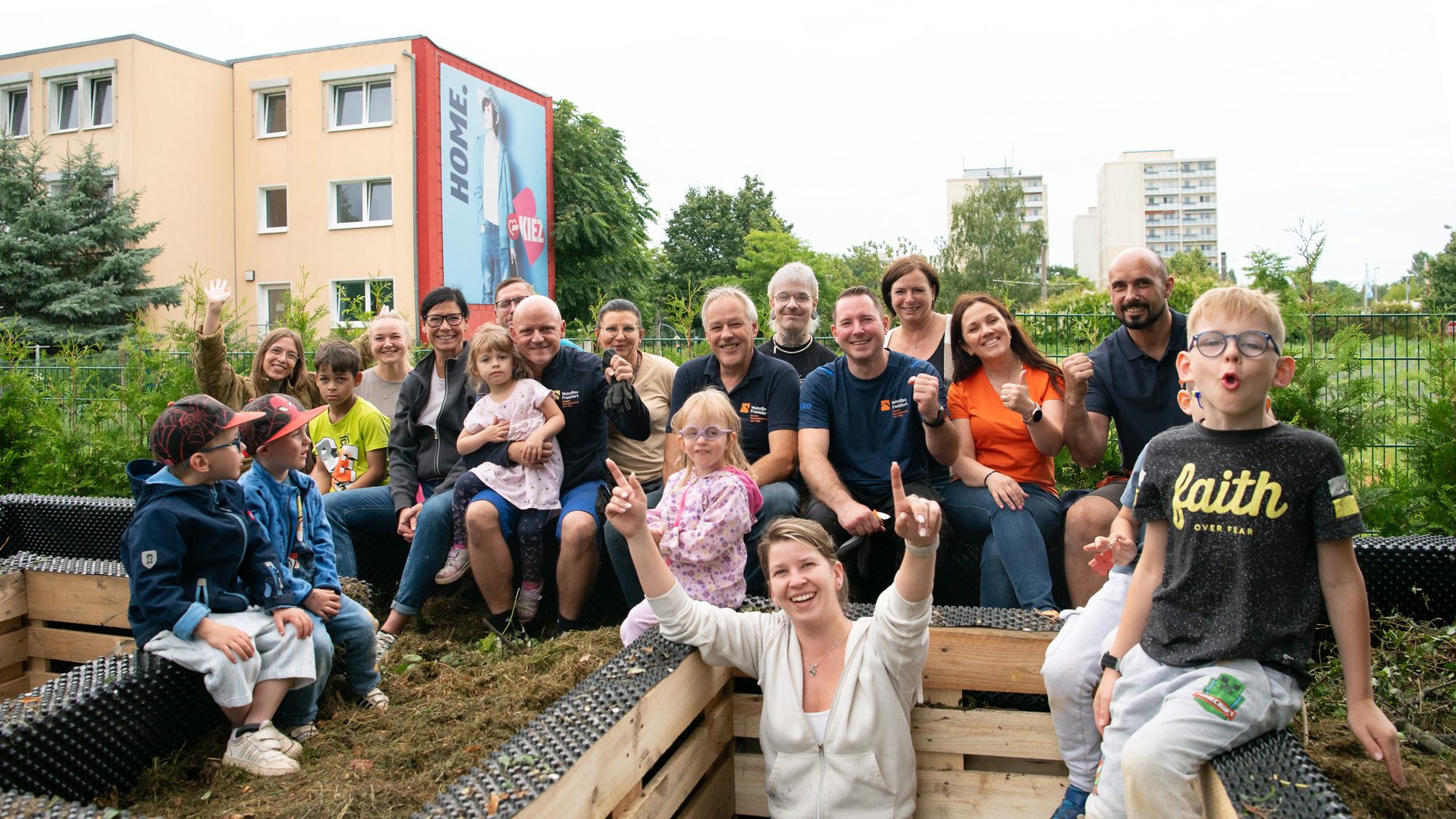 Unsere Mitarbeiter bauen Hochbeet für AWO KIEZberesinchen